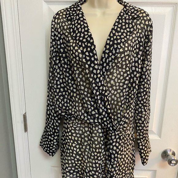 Sheer Blouse with front twist at waist - Picture 4 of 5